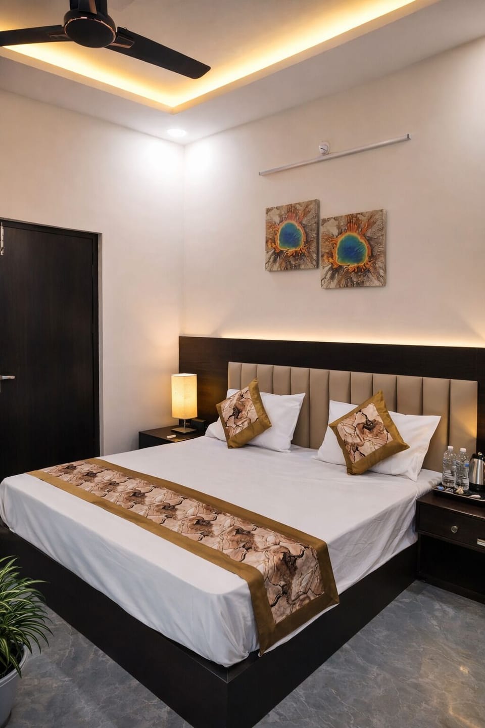 Deluxe Room, 1 King Bed, City View | Egyptian cotton sheets, premium bedding, desk, laptop workspace
