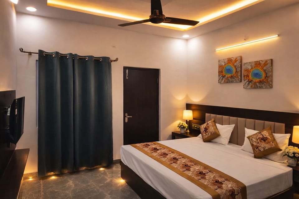 Deluxe Room, 1 King Bed, City View | Egyptian cotton sheets, premium bedding, desk, laptop workspace