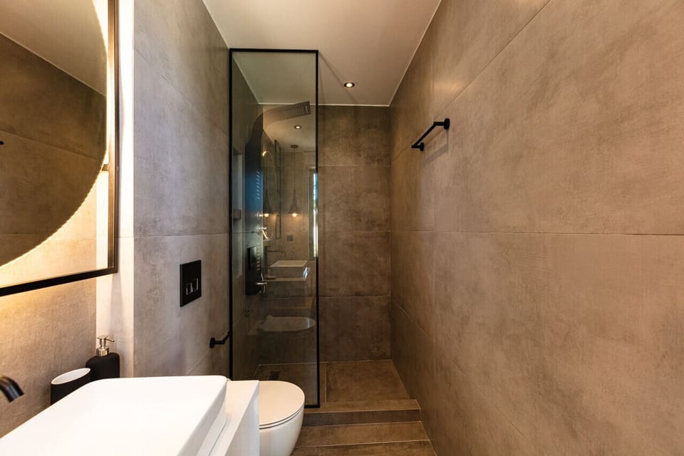 The Villa features four en-suite bathrooms with a hydromassage shower cabin.