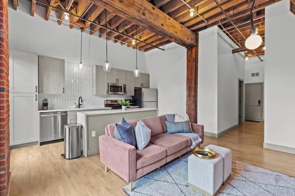 Modern open living concept, with a cozy living room & fully equipped kitchen.