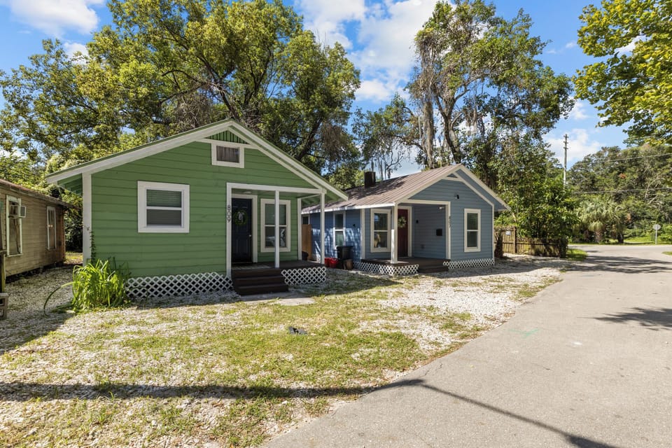 Florida studio! Front view of the property. The property on the right is also our SHORT TERM RENTAL 