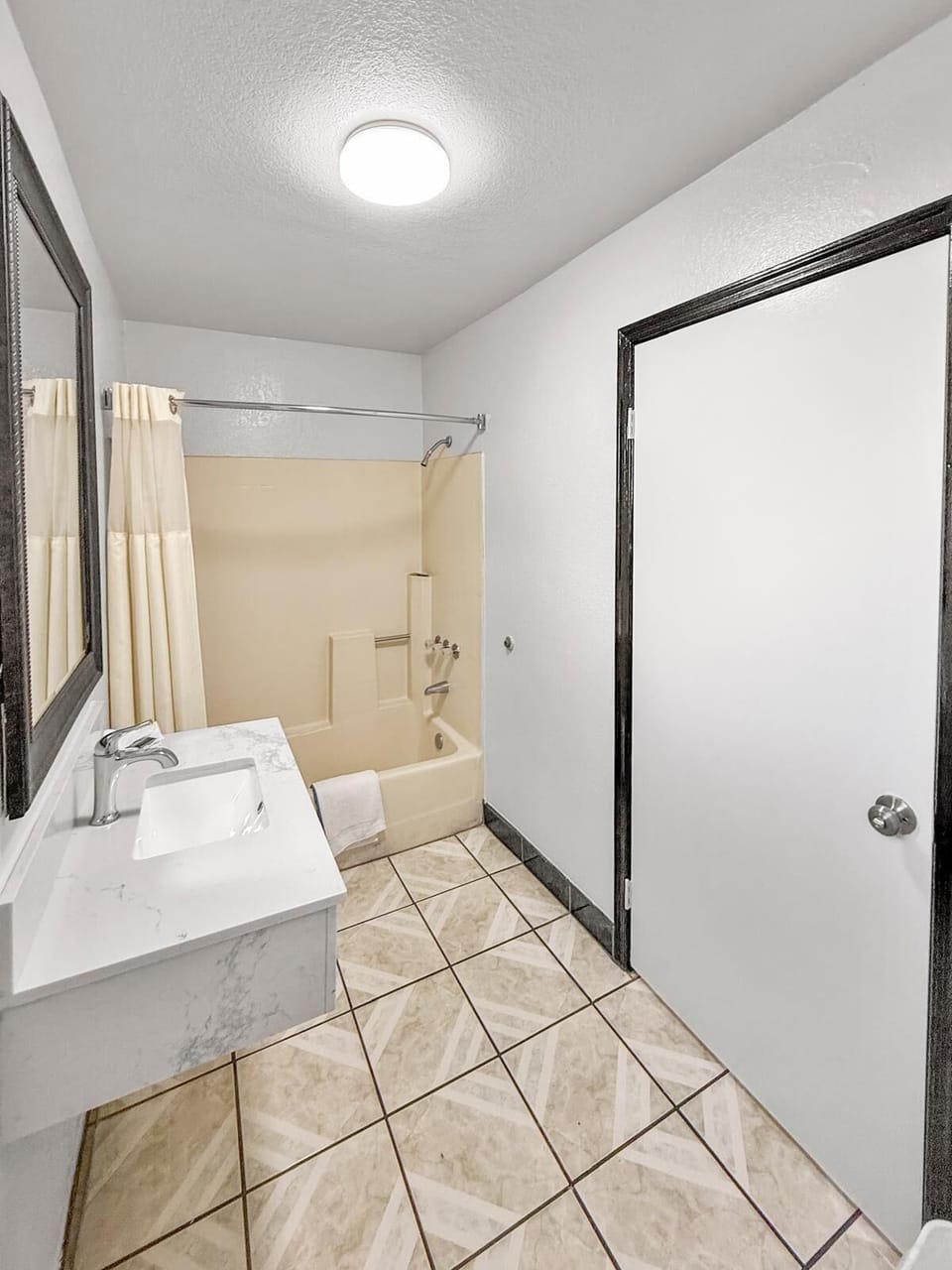 Single Room | Bathroom | Bathtub, free toiletries, towels, soap