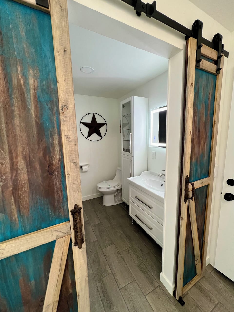 Signature Double Room | Bathroom | Shower, rainfall showerhead, free toiletries, hair dryer
