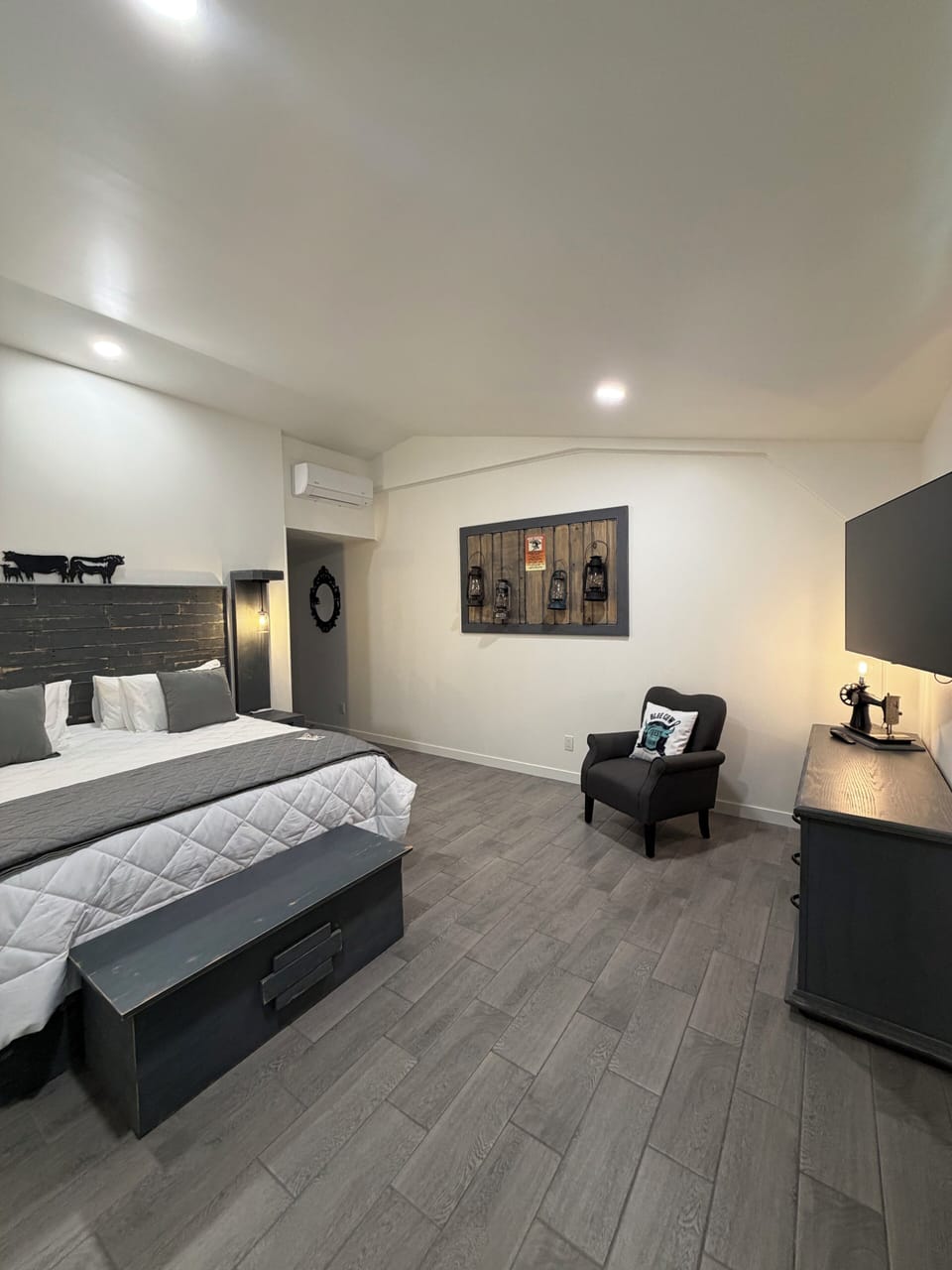 Comfort Double Room, 1 King Bed, Mountain View | Egyptian cotton sheets, premium bedding, pillowtop beds, blackout drapes