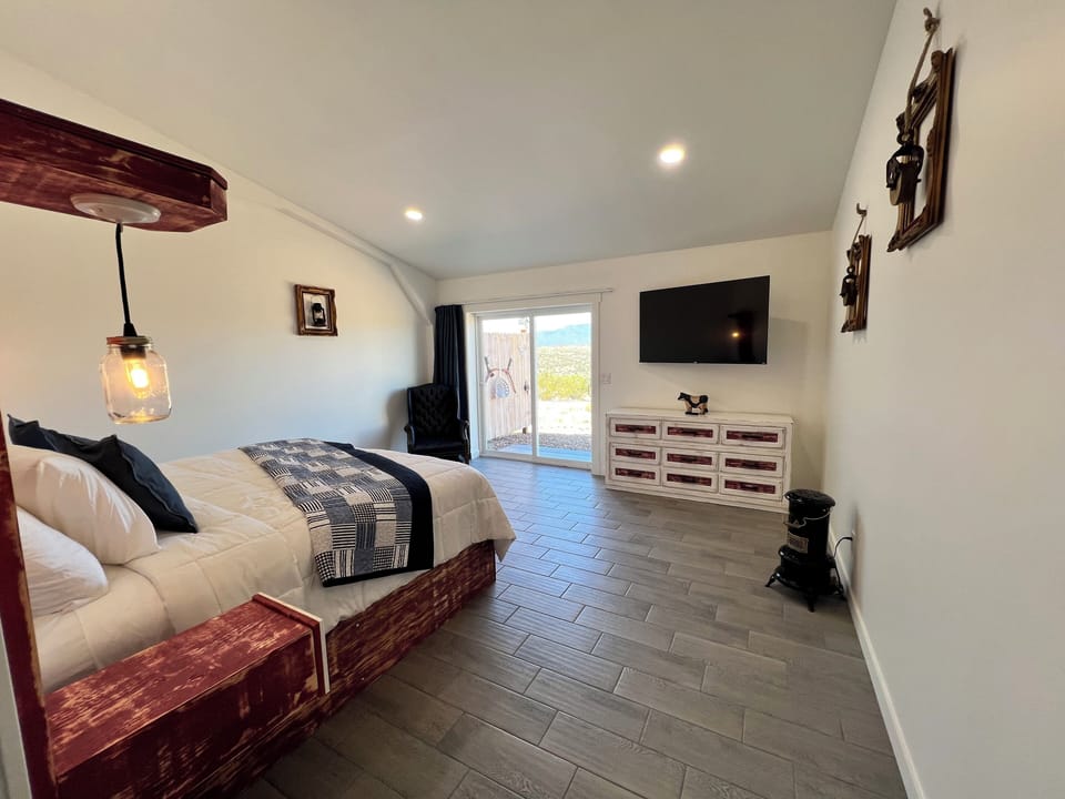 Design Double Room, 1 King Bed, Mountain View | Egyptian cotton sheets, premium bedding, pillowtop beds, blackout drapes