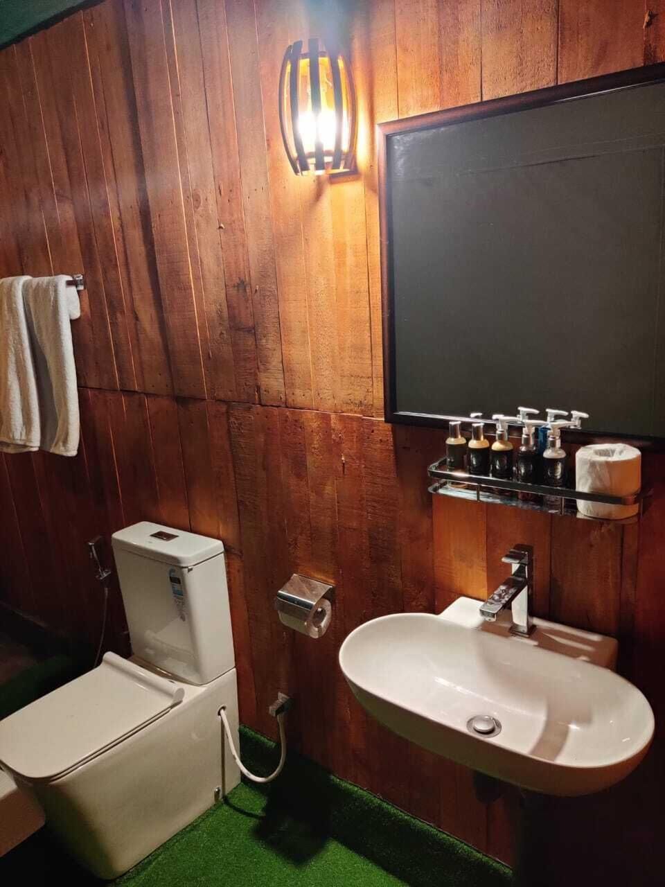 Shower, rainfall showerhead, eco-friendly toiletries, bidet