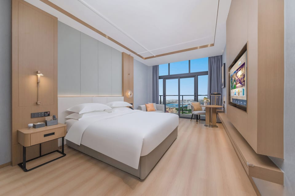 Comfort Suite, Balcony, City View | Down comforters, blackout drapes, soundproofing, WiFi (free)