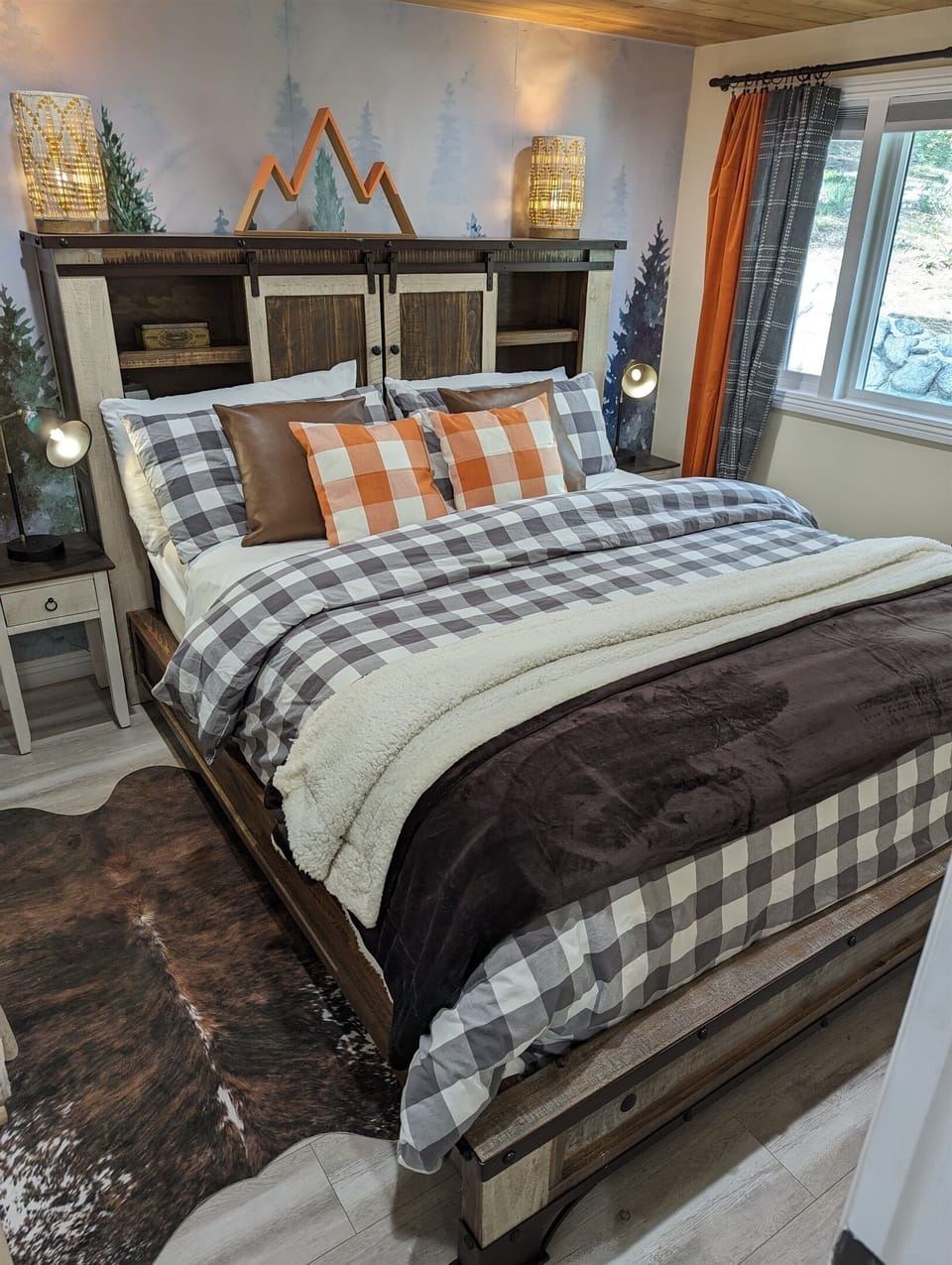The king size bed in the master bedroom in the main cabin is REALLY cozy with plenty of warm blankets in for the winter and air conditioning for the summer.