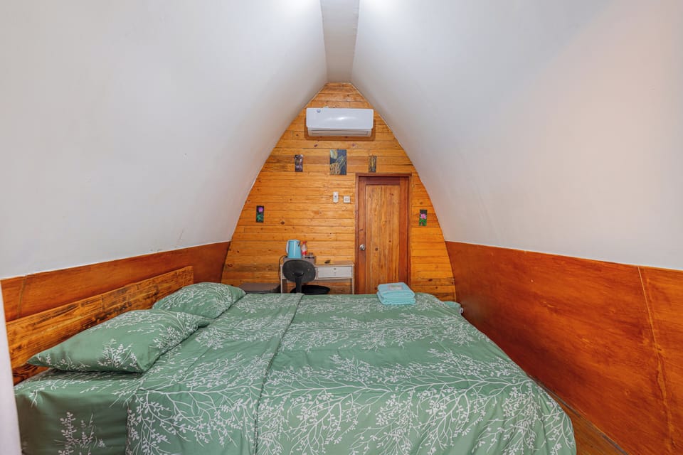 Deluxe Double Room, Sea View, Sea Facing | Individually decorated, individually furnished, desk, laptop workspace