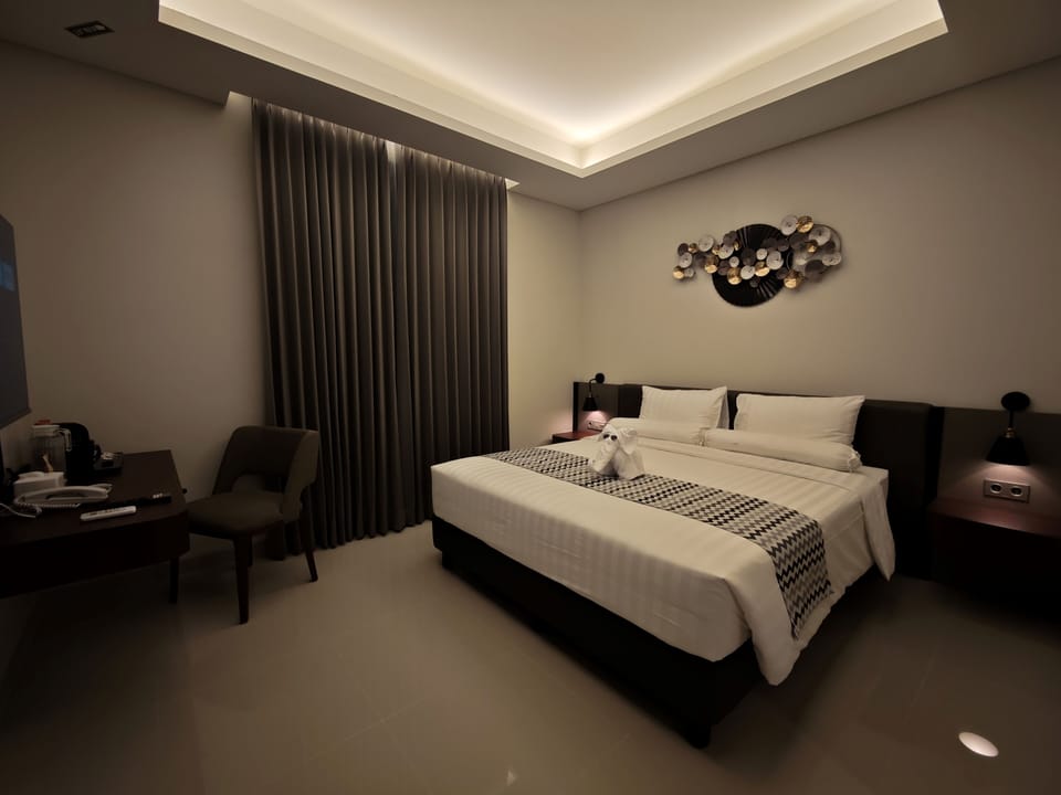 Premium bedding, minibar, laptop workspace, free WiFi