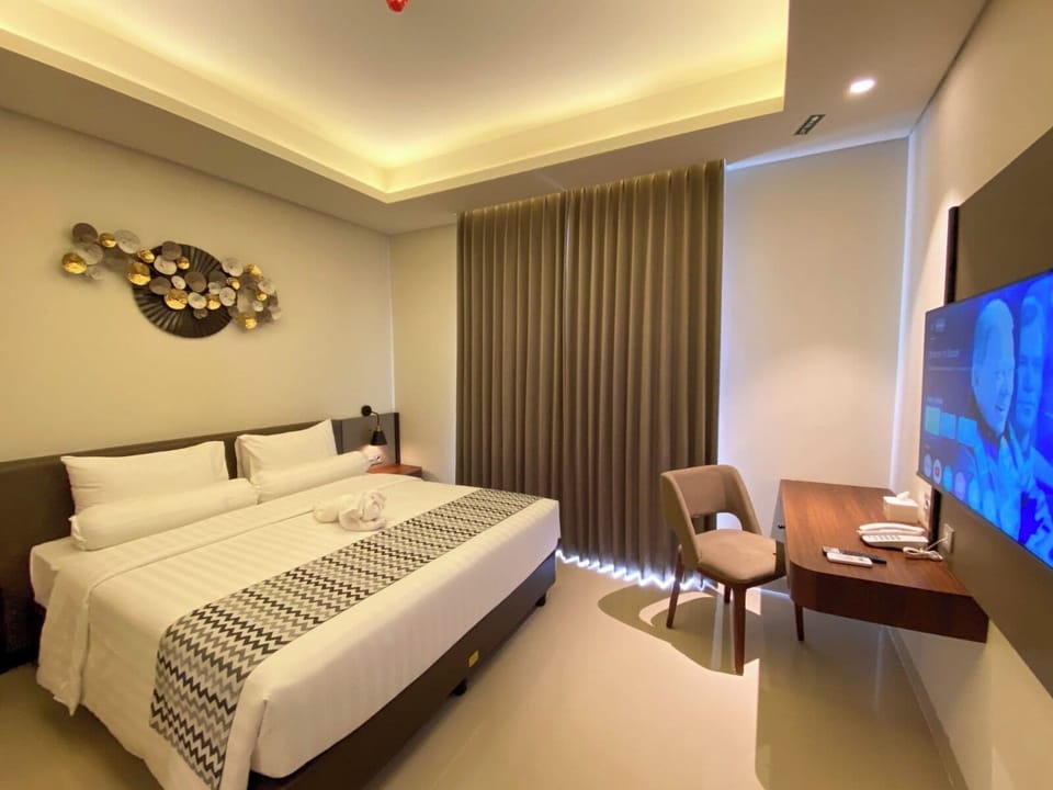 Premium bedding, minibar, laptop workspace, free WiFi