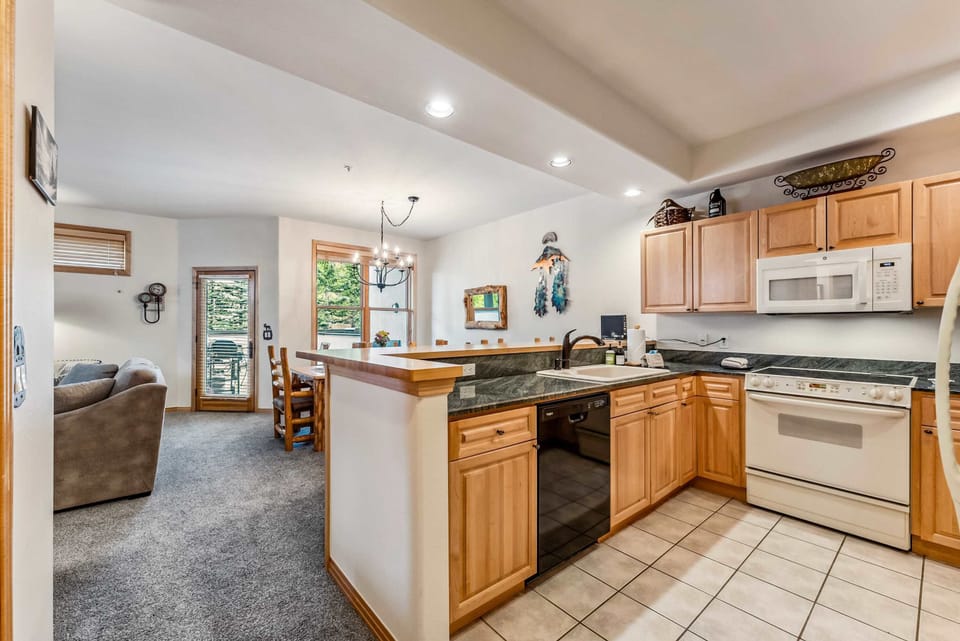 Kitchen: Well-equipped kitchen, drip coffee maker, crockpot, blender, kitchen bar with 4 bar stools
