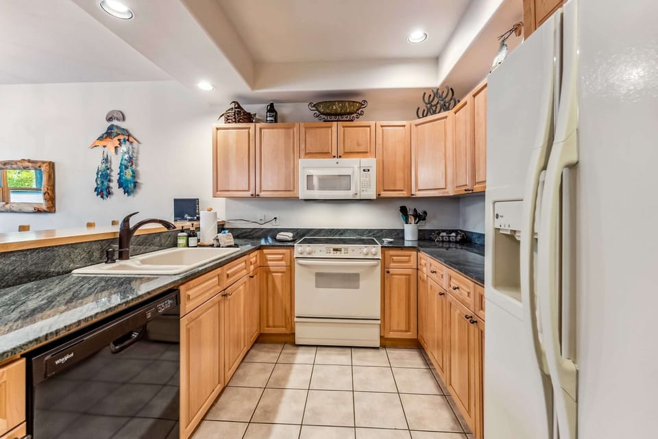 Kitchen: Well-equipped kitchen, drip coffee maker, crockpot, blender, kitchen bar with 4 bar stools
