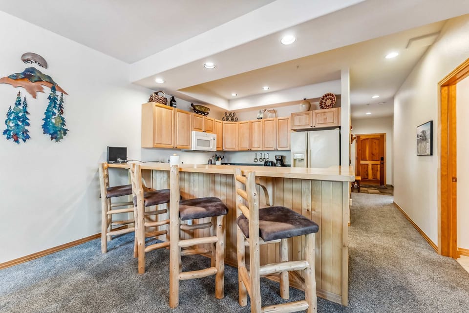 Kitchen: Well-equipped kitchen, drip coffee maker, crockpot, blender, kitchen bar with 4 bar stools
