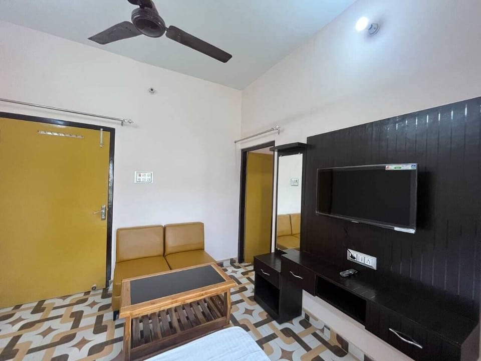 2 BHK Flat | Free WiFi, bed sheets