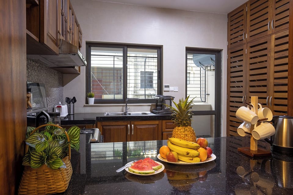 Full-size fridge, microwave, oven, stovetop