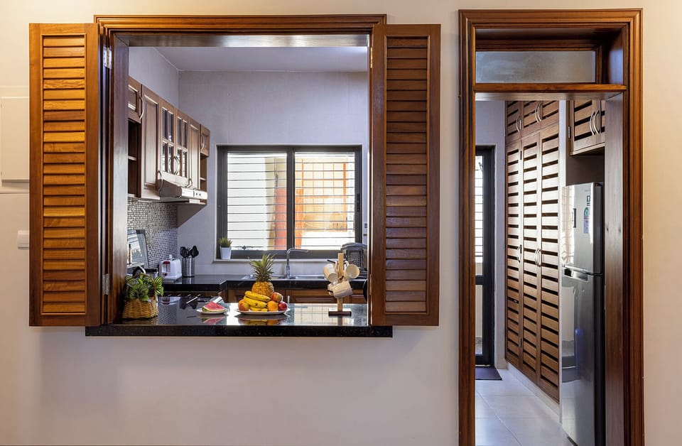 Full-size fridge, microwave, oven, stovetop