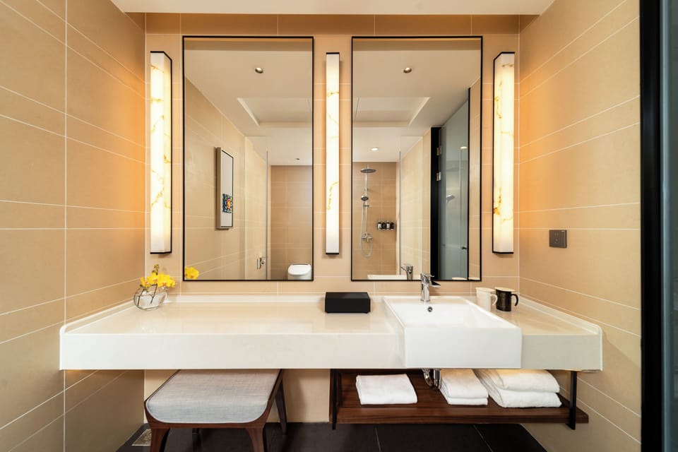Shower, hair dryer, bathrobes, slippers