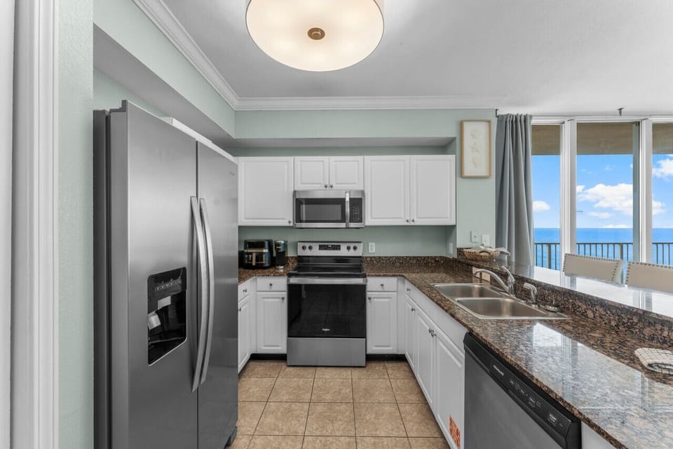 Well Equipped Kitchen with Spectacular Ocean Views!