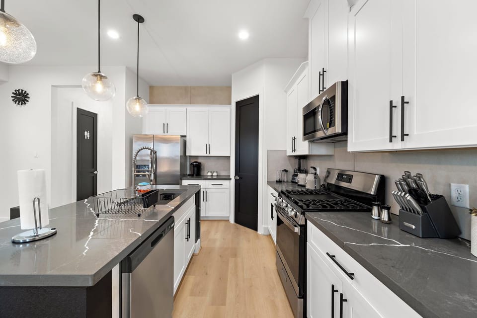 Fully equipped kitchen with high quality granite countertops.