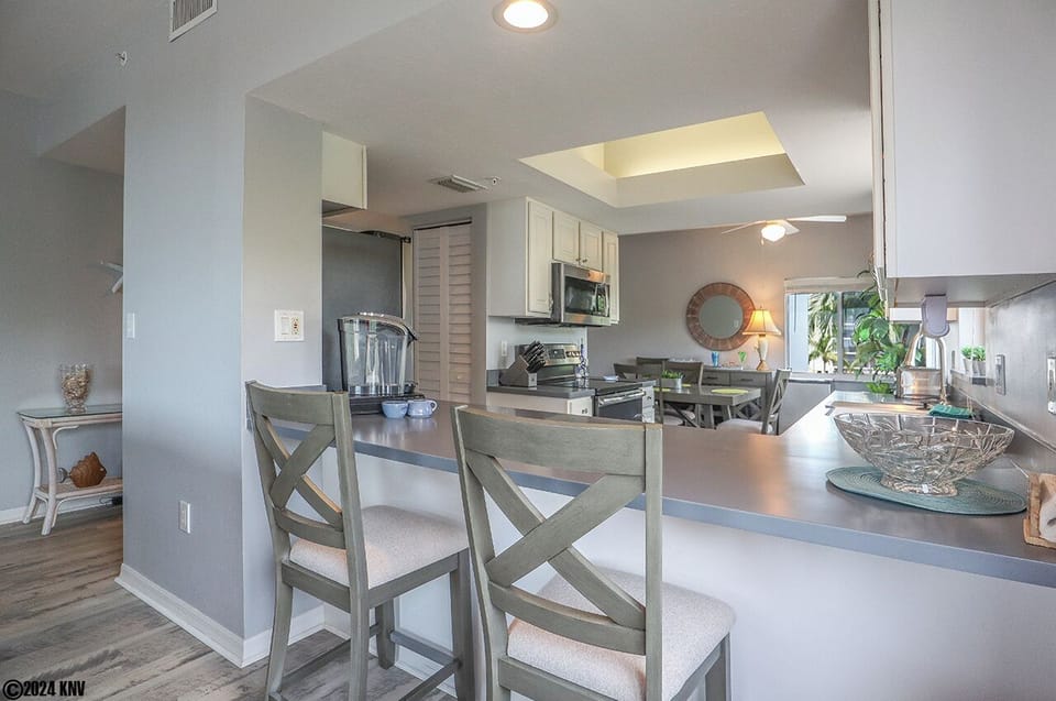 Fabulous Fully Equipped Kitchen with Breakfast Bar