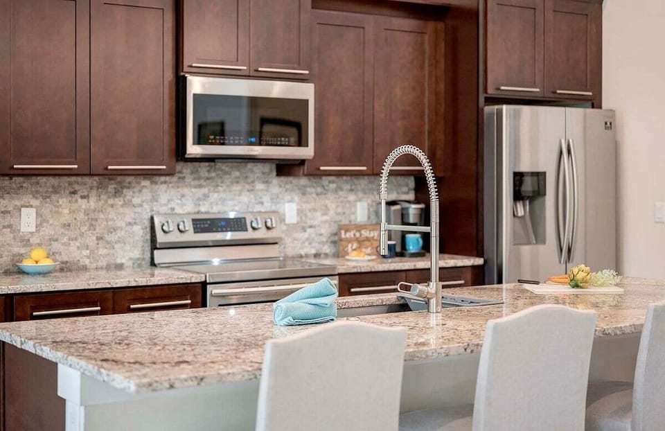Stainless Appliances and Fully Equipped Kitchen
