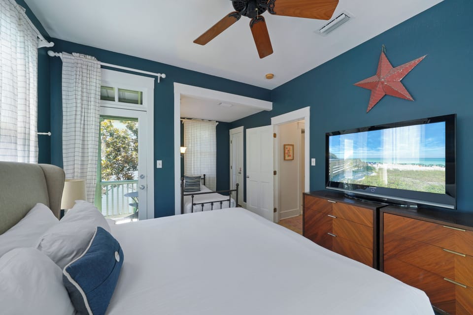 KING W/LARGE FLAT SCREEN TV & PRIVATE BALCONY