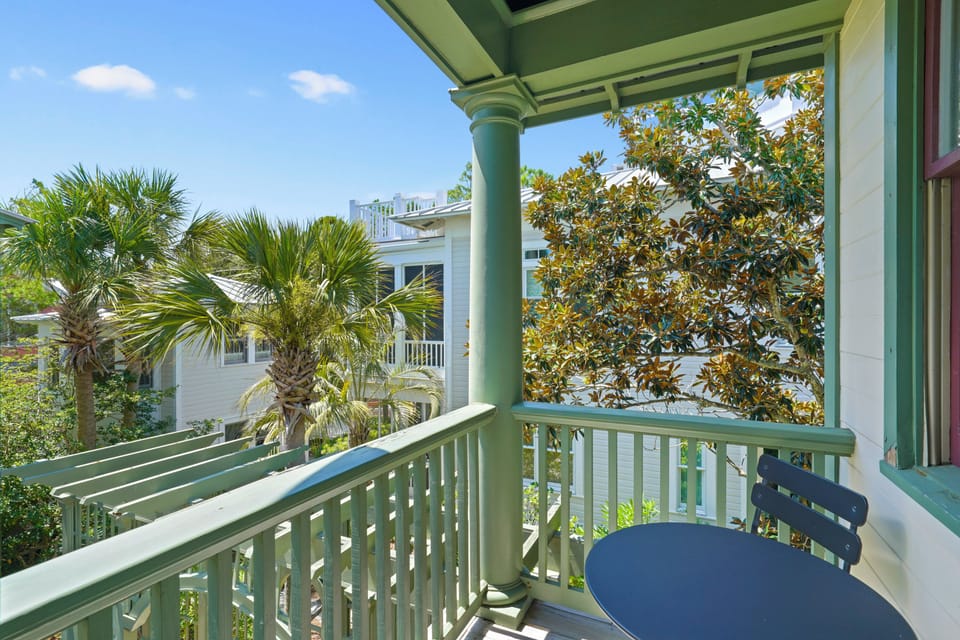 PRIVATE BALCONY OFF KING, BISTRO SEATING