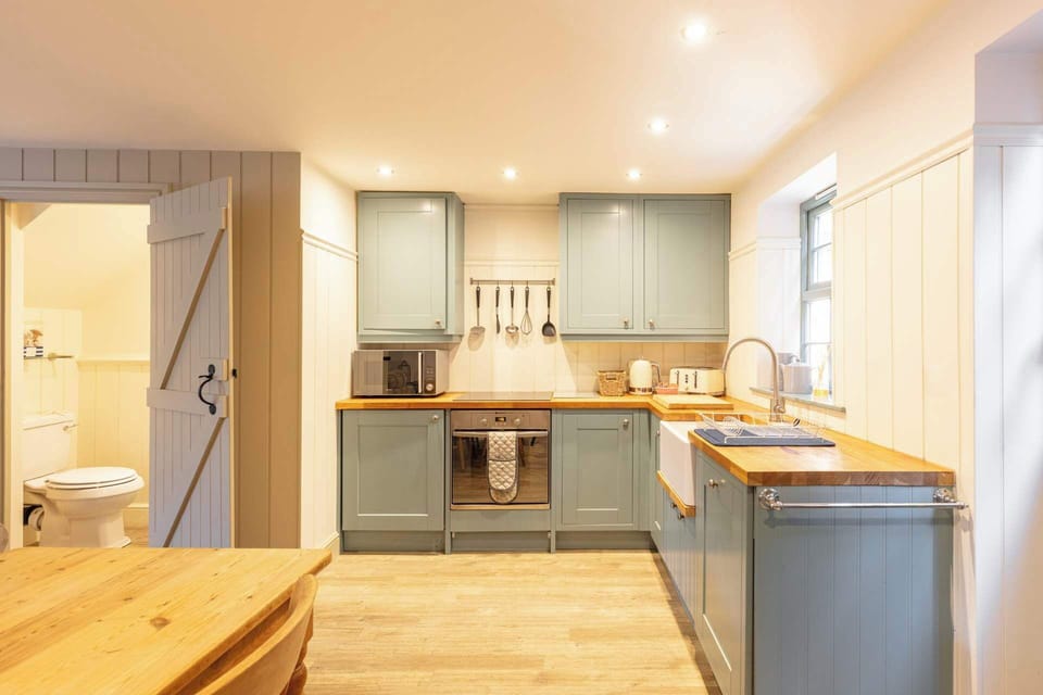 The Old Smokey, Seahouses - Host & Stay