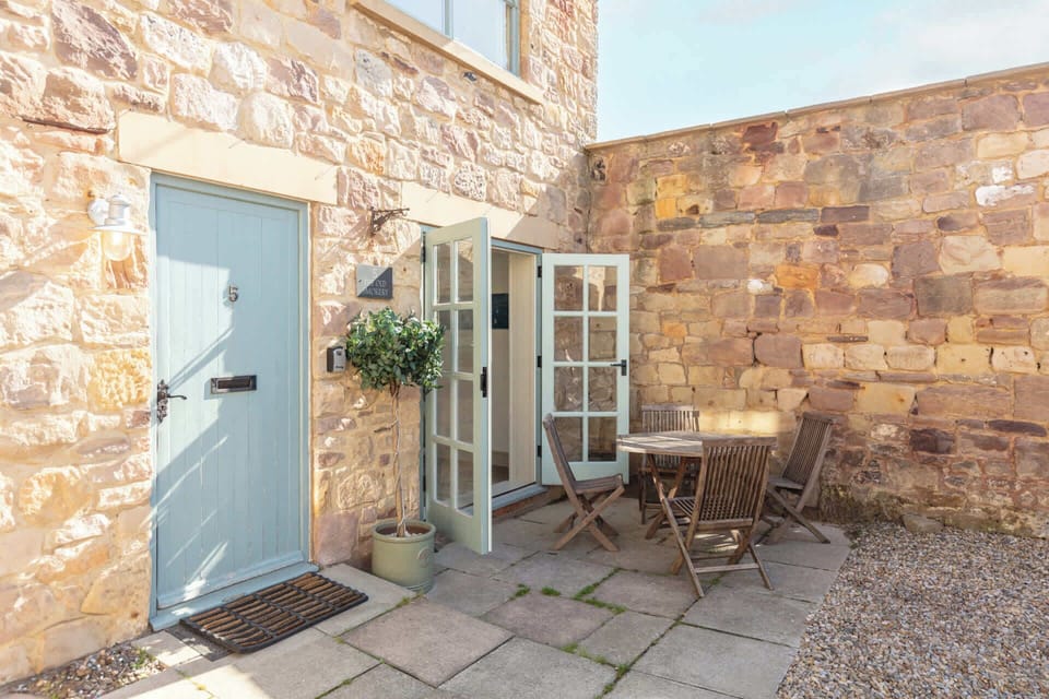 The Old Smokey, Seahouses - Host & Stay