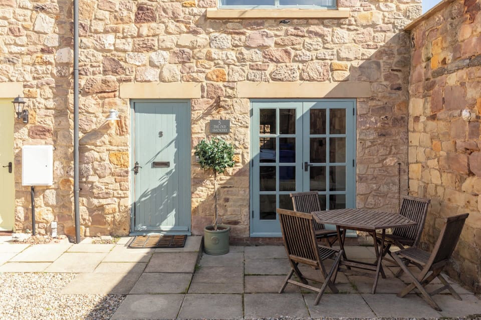 The Old Smokey, Seahouses - Host & Stay