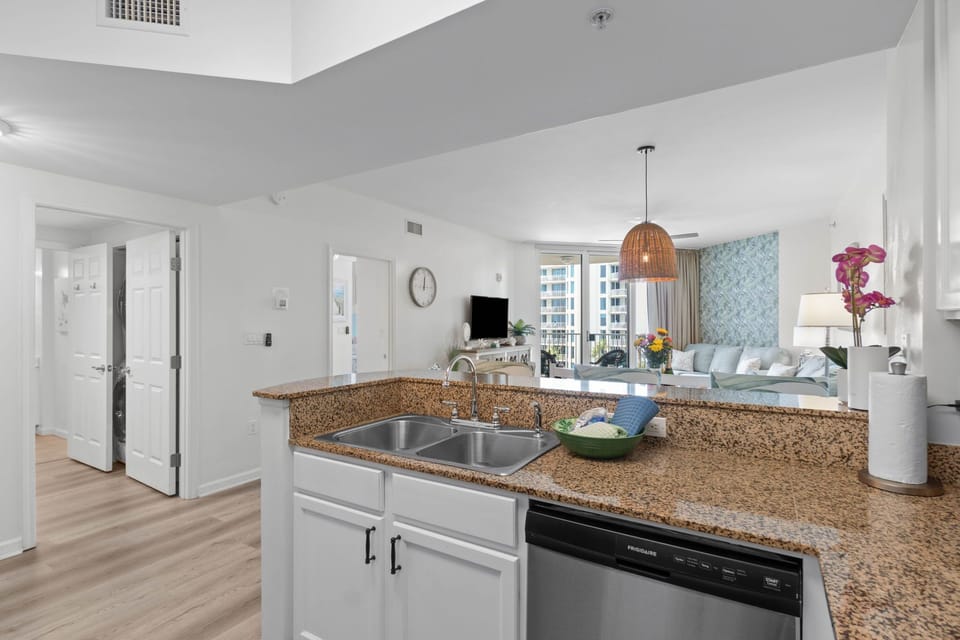 Beautiful updated kitchen, granite countertops