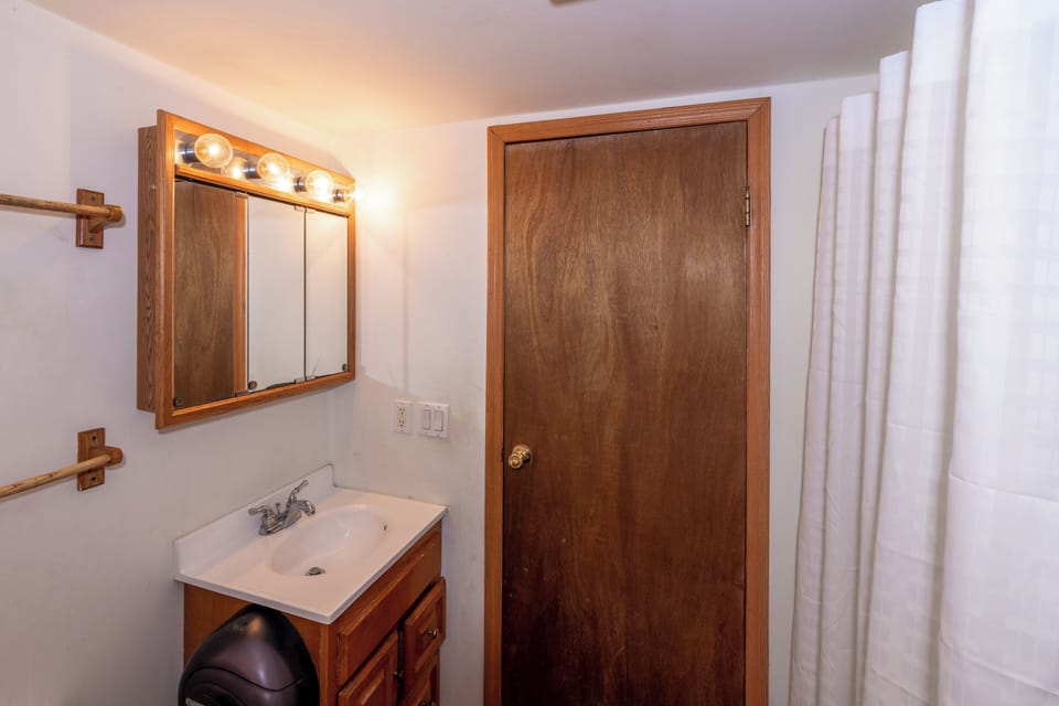 Combined shower/tub, hair dryer, soap, shampoo