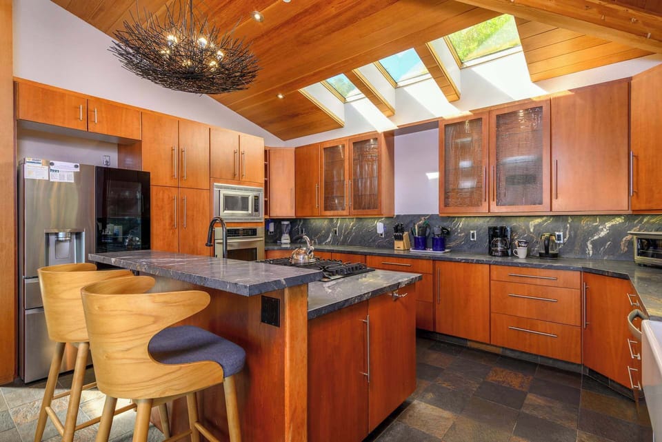 Full kitchen w/ slow cooker, toaster, drip coffee pot, blender, and more!