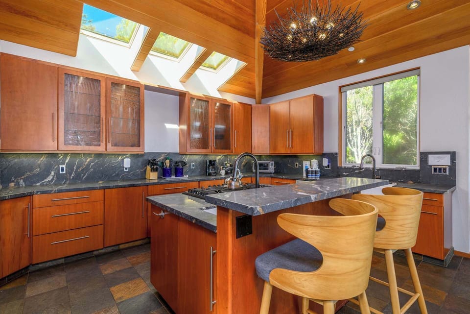 Full kitchen w/ slow cooker, toaster, drip coffee pot, blender, and more!