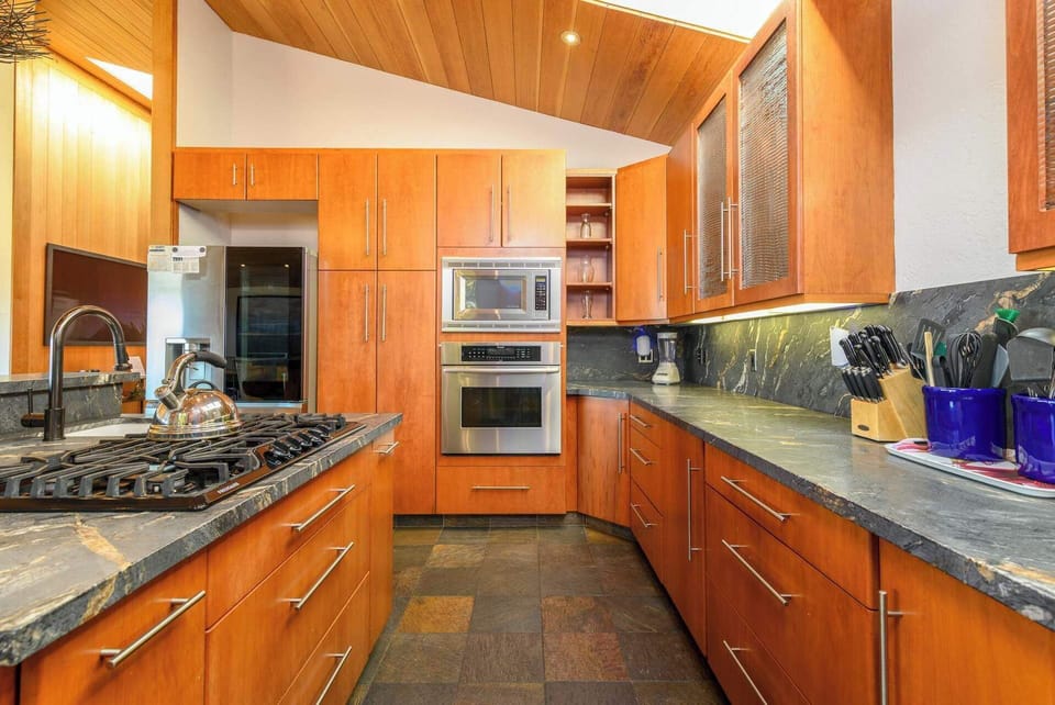 Full kitchen w/ slow cooker, toaster, drip coffee pot, blender, and more!