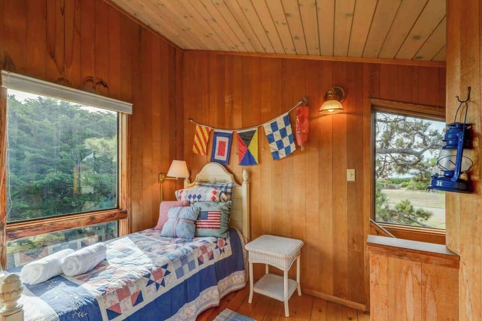 Loft: Twin bed