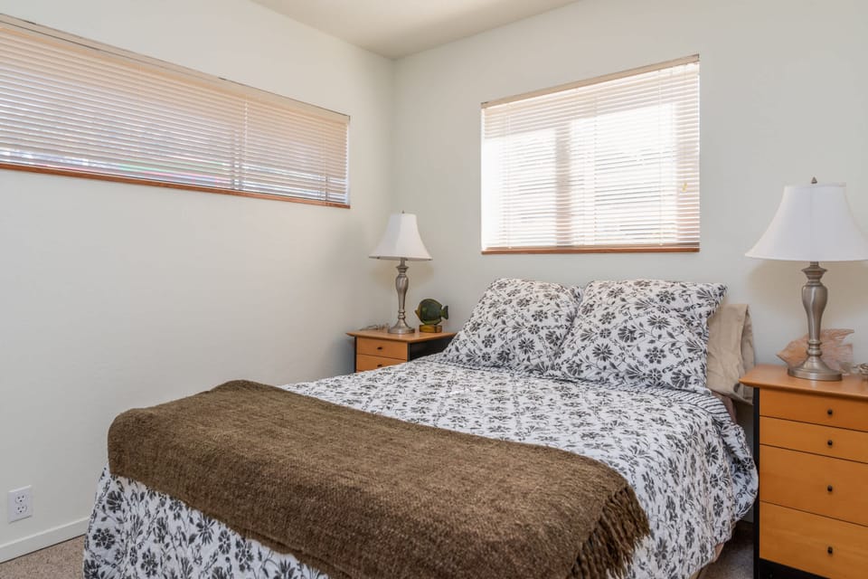 2nd Bedroom: Queen Bed