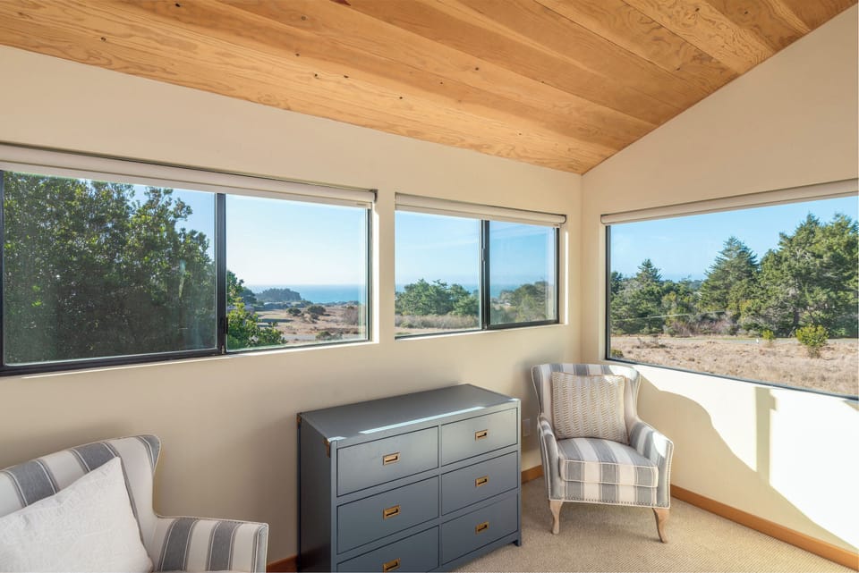 2nd bedroom: Queen bed and ocean views