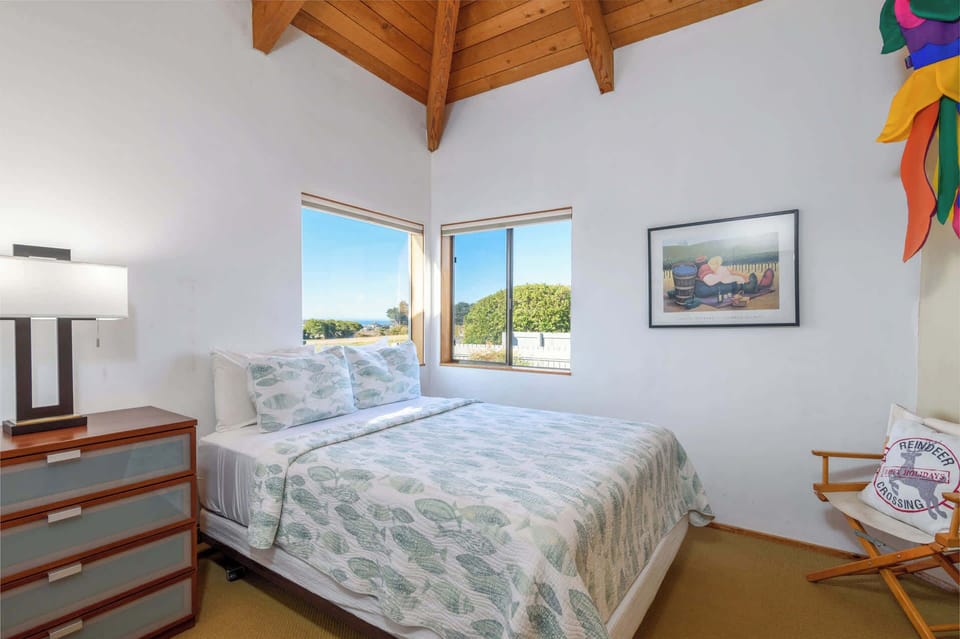 Bedroom 2: Queen bed