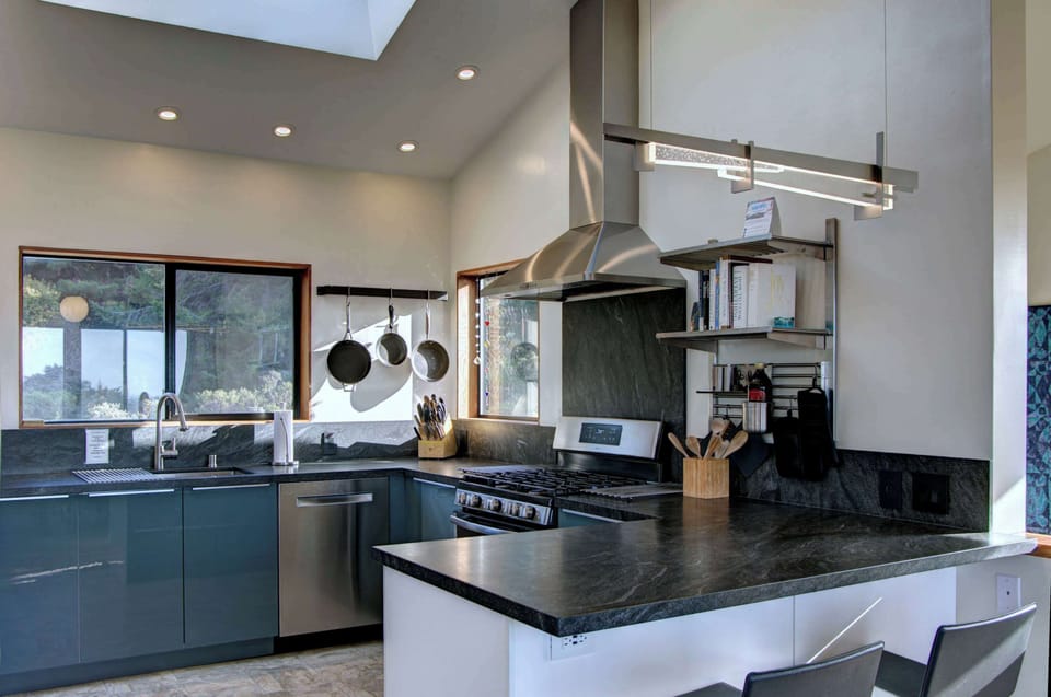 Fully equipped kitchen with bar seating