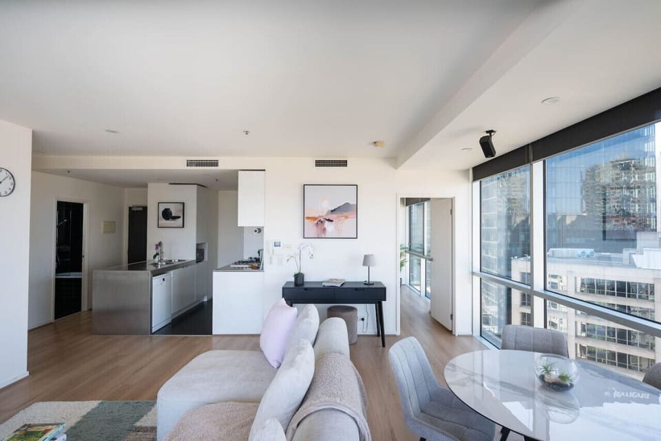 Living area, kitchen and dinind table