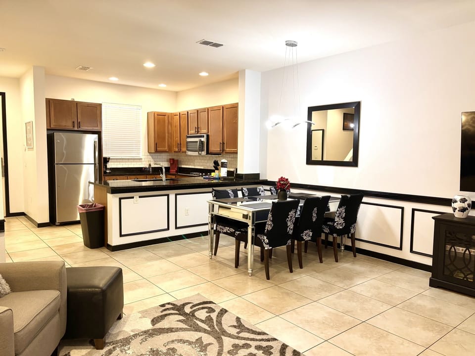 Open concept dinng/kitchen