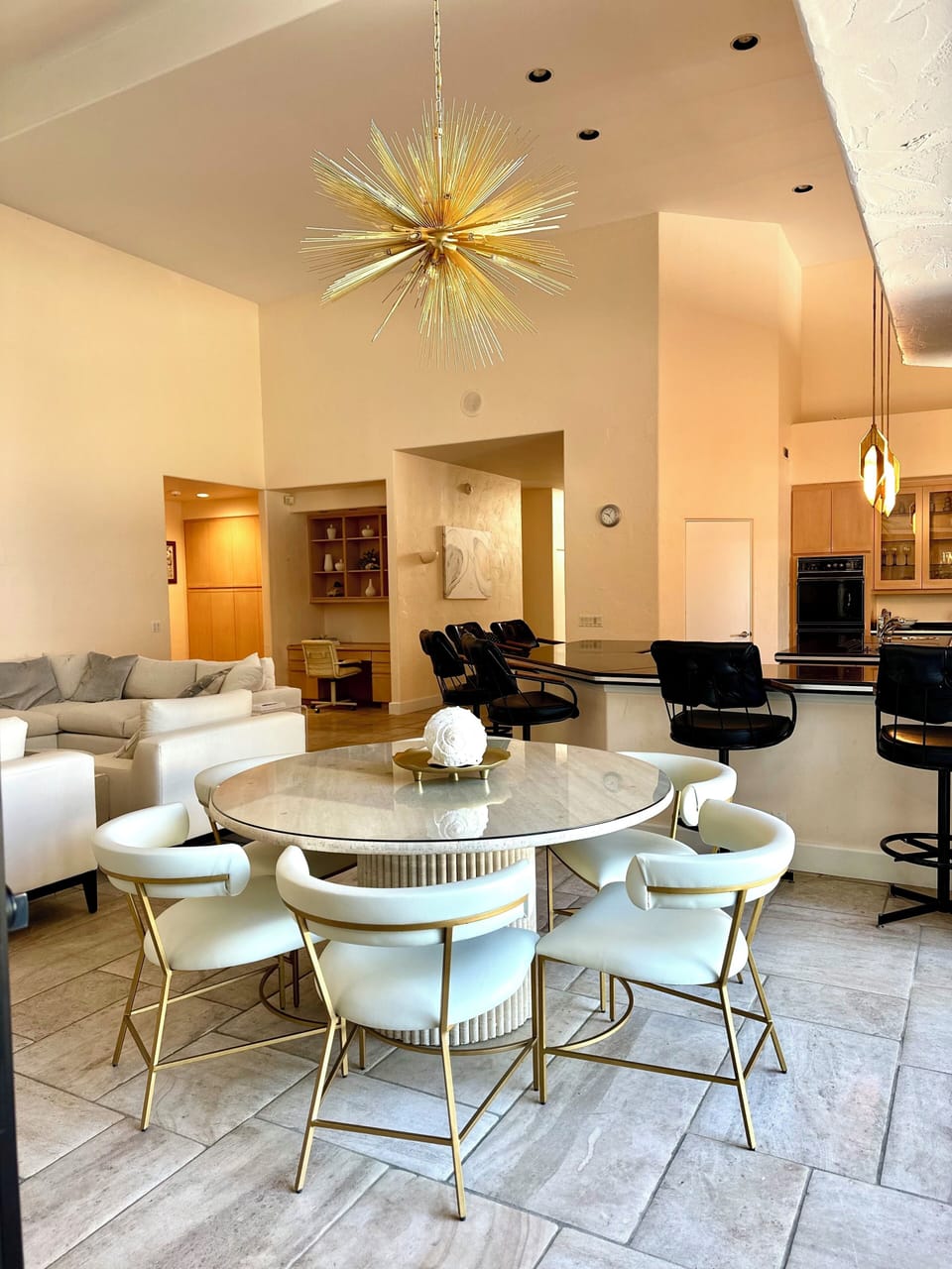 Kitchen dining with seating for 6