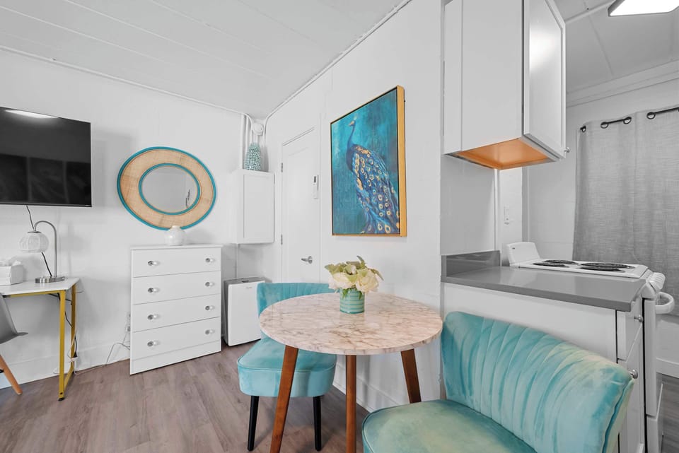 Studio, 1 Queen Bed (Chic City Retreat 93A) | Interior