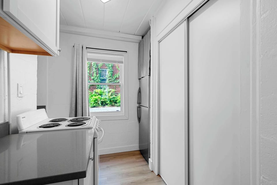 Studio, 1 Queen Bed (Chic City Retreat 93A) | Private kitchen | Fridge, microwave, oven, stovetop
