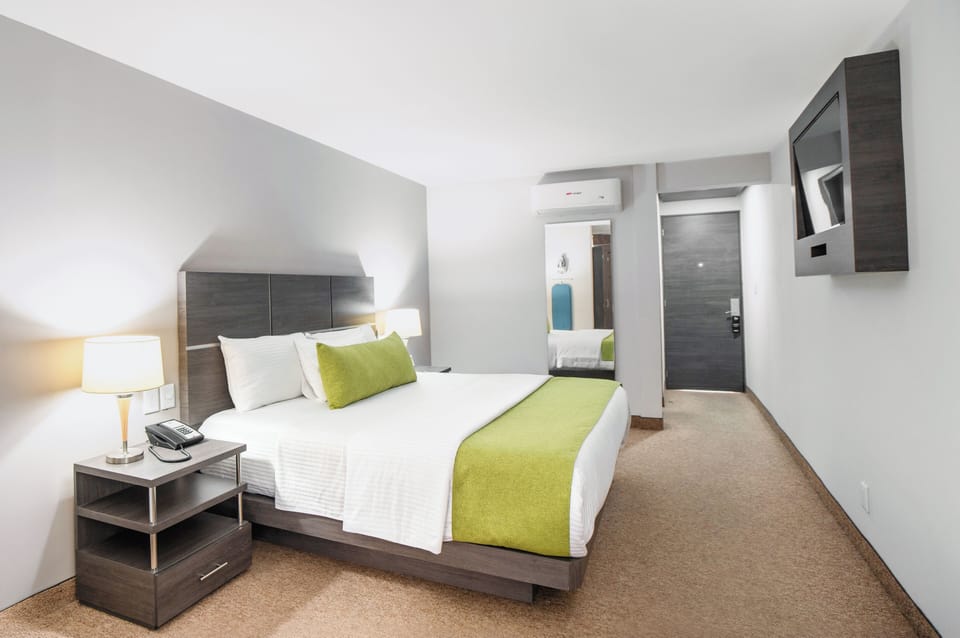 Standard Room, 1 King Bed | In-room safe, desk, laptop workspace, iron/ironing board