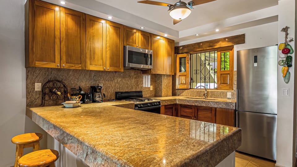 Spacious fully equipped kitchen with blender for making margaritas at home!
