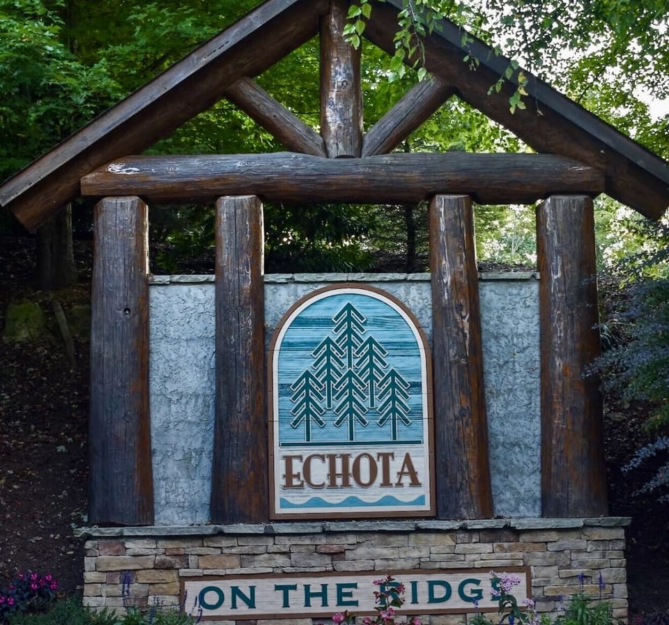 Entrance to outdoor pool and Ridge clubhouse