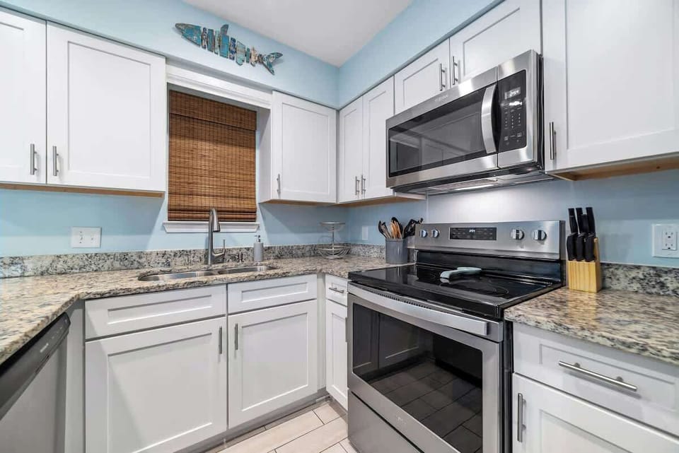 Kitchen: Modern appliances and coastal vibes for your culinary adventures!